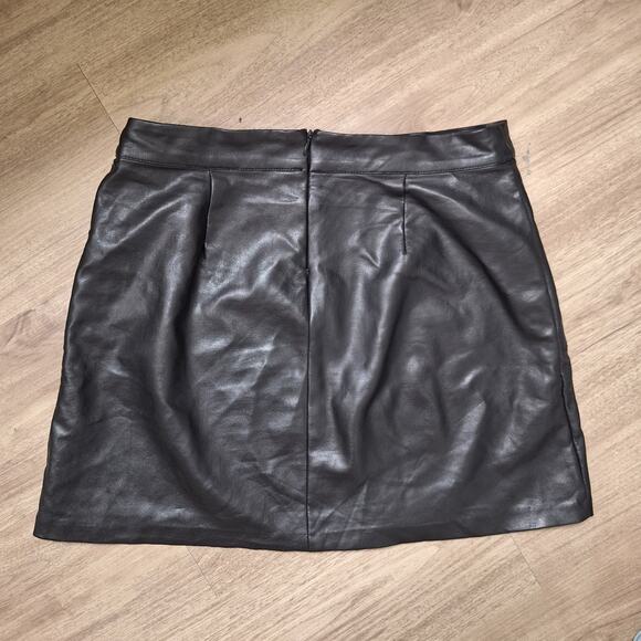 Black Faux Leather Mini Skirt With Zippered Pockets - Picture 2 of 3